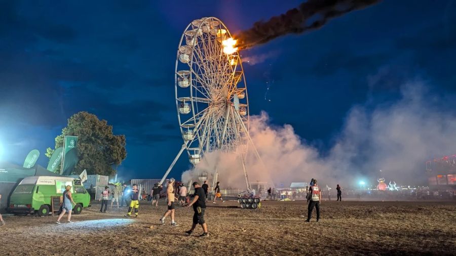 Dann griff das Feuer auf die zweite Gondel über. Beide wurden durch das Feuer völlig zerstört.