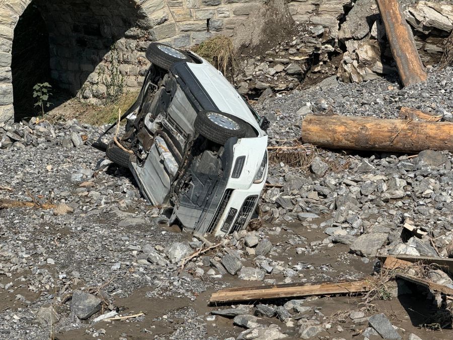 Ein Auto liegt auf der Seite in Brienz.