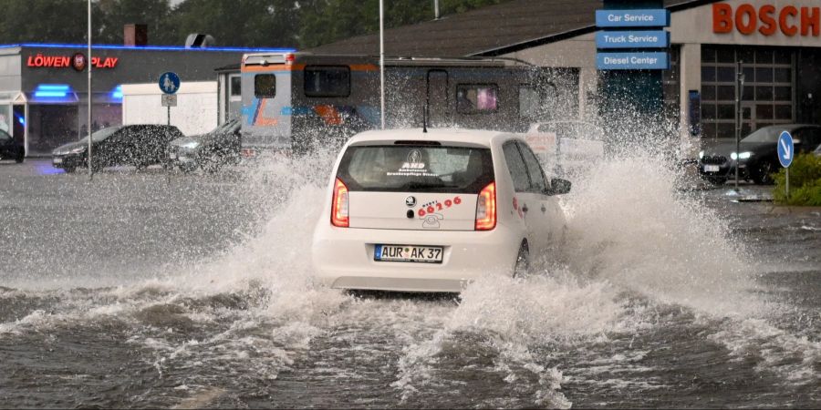 Für Urlauber toll, aber auch gefährlich: Das warme Wasser gelangt als Wasserdampf in die Atmosphäre und erhöht die Gefahr von Starkregen.