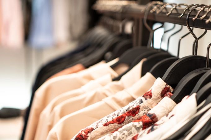 Zara verkauft auf 3'600 m² trendige Kleidung und stylische Accessoires. Kleider