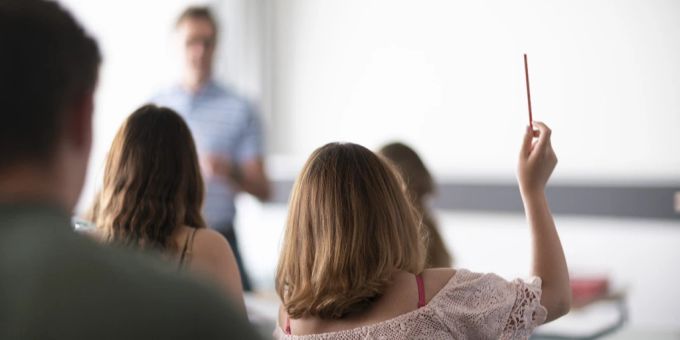 Die deutsch-französischen Klassen in der Stadt Bern werden im Sommer 2026 wieder aufgenommen. (Symbolbild) lehrer