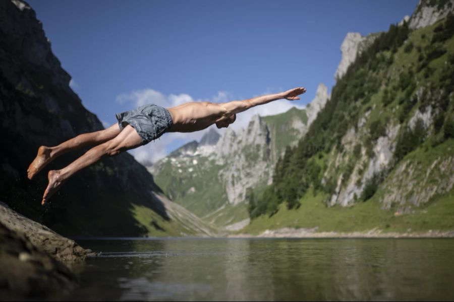 In der Schweiz herrscht am Wochenende Bade-Wetter.