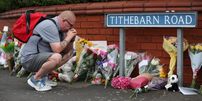 Ein Mann trauert in Southport um die ermordeten Kinder. (Archivbild) Southport