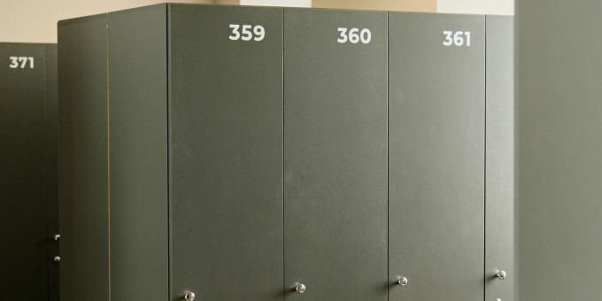 Ein diebisches Trio hat sich im Hallenbad an den Garderobenschränken zu schaffen gemacht. (Symbolbild) Frauen Garderobenkästli aufgebrochen