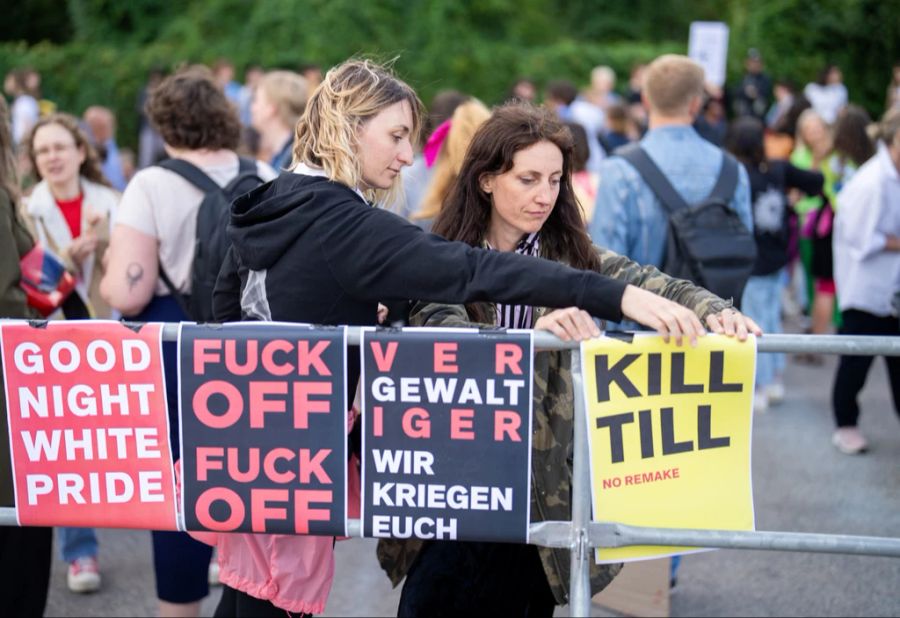 Ein radikales Schild forderte dort sogar: «Kill Till» (Archivbild)