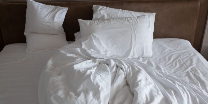 Ungemachtes Bett in einem Hotel nach dem Schlafen