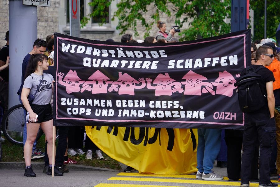 Dieses Plakat richtet sich «gegen Chefs, Cops und Immo-Konzerne».