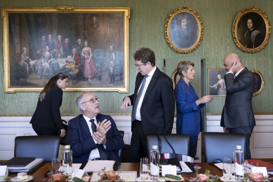 Unterstützung erhalte Cassis von den bürgerlichen Bundesräten Guy Parmelin (SVP), Albert Rösti (SVP) und Karin Keller-Sutter (FDP).