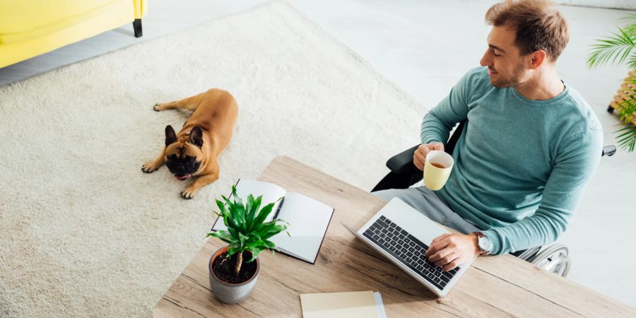 Mann arbeitet im Homeoffice