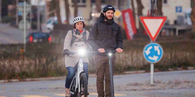 Kontrolle von E-Bikes und Elektro-Trottinetts. Kontrolle von Elektro-Trottinetts.