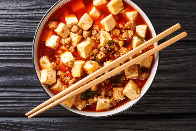Tofu kann auf vielfältige Art und Weise zubereitet werden. Besonders gut lässt er sich in asiatische Gerichte integrieren. Tofu vegan