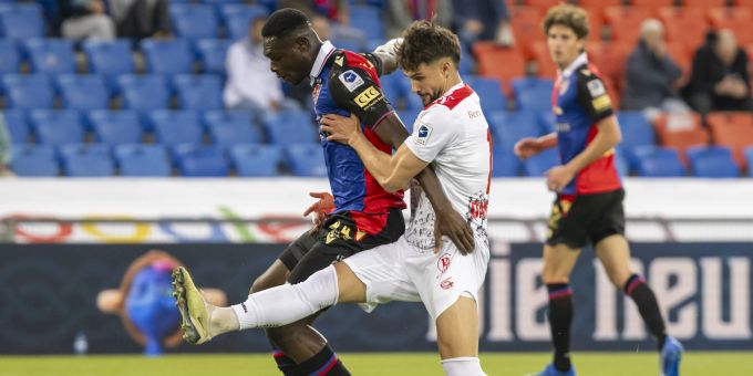 Basels Jonas Adjetey (l.) gegen Vitalie Damascan. FC Basel