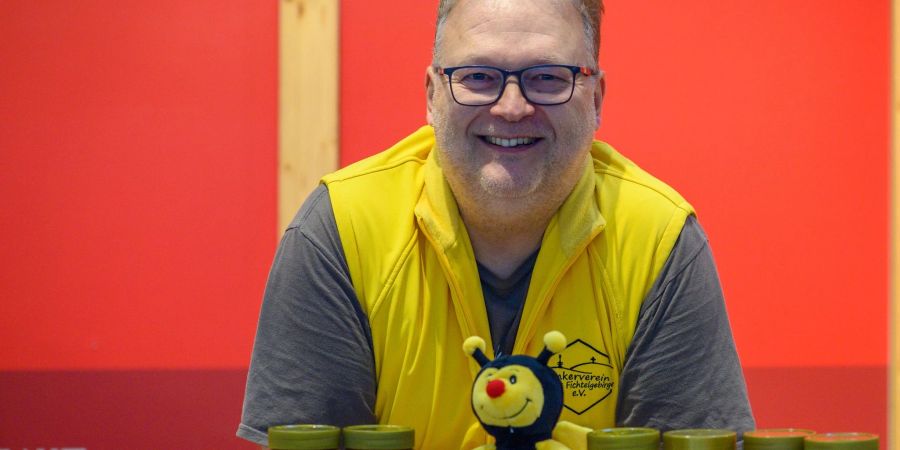 Stefan Trassl ist Vorsitzender vom Imkerverein Hohes Fichtelgebirge.
