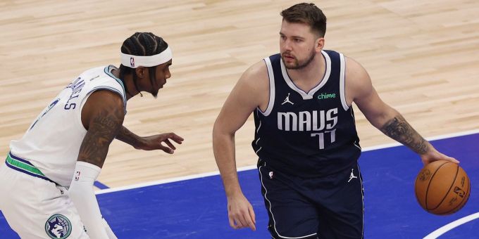 Luka Doncic (r.) führt die Dallas Mavericks in der NBA zum Sieg. NBA