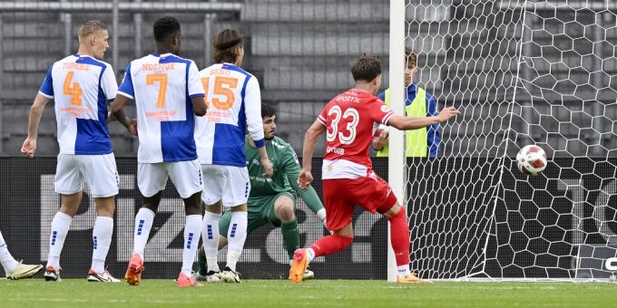 Marc Gutbub (Nummer 33) schiesst den FC Thun gegen GC in Führung. GC