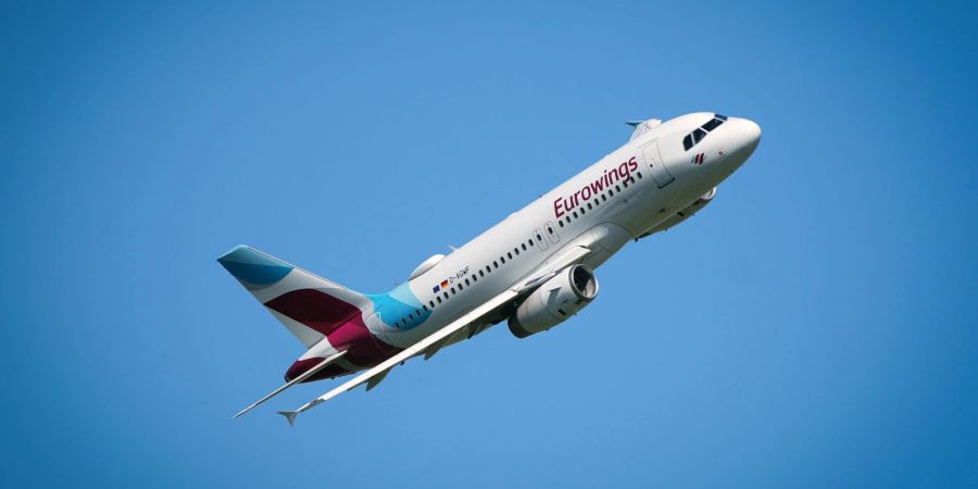 Mit nun rund 120 Flugzeugen biete Eurowings wegen der weiter stark wachsenden Nachfrage 13 Prozent mehr Plätze an als im Vorjahr.