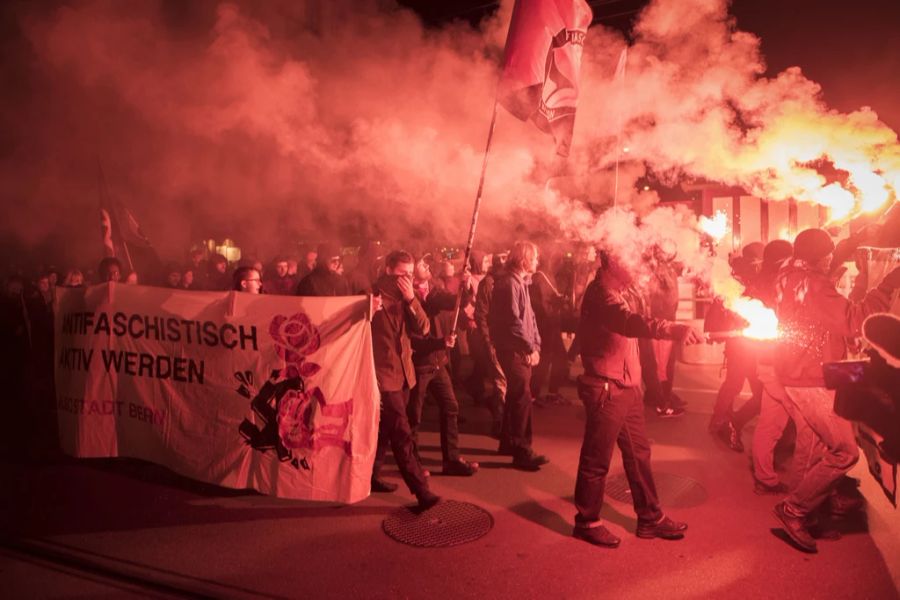 Gewalt gehe immer von den Personen aus, die Gewalt ausüben wollen. In der Schweiz gebe es eine eindeutige Gewaltprogrammatik in der linksextremistischen Szene. (Symbolbild)