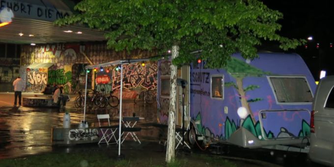 Dieser Wohnwagen soll auf der Schützenmatte Schutz bieten. Wohnwagen Reitschule