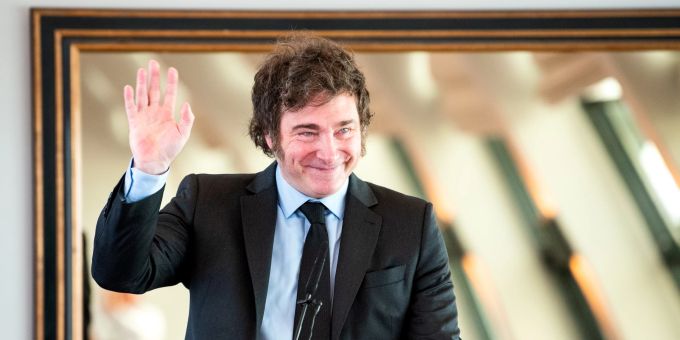 22.06.2024, Hamburg: Der argentinische Präsident Javier Milei spricht anlässlich seiner Auszeichnung mit der Hayek-Medaille der Friedrich August v. Hayek-Gesellschaft. Argentinischer Präsident Milei in Hamburg