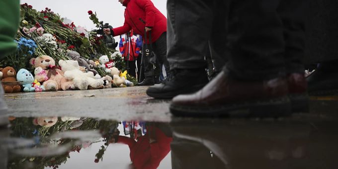 dpatopbilder - Menschen legen Blumen vor der Crocus City Hall nieder. Russland gedenkt an diesem Sonntag mit einem nationalen Gedenktag der Opfer. Foto: Vitaly Smolnikov/AP/dpa dpatopbilder - Menschen legen Blumen vor der Crocus City Hall nieder. Russland gedenkt an diesem Sonntag mit einem nationalen Gedenktag der Opfer. Foto: Vitaly Smolnikov/AP/dpa