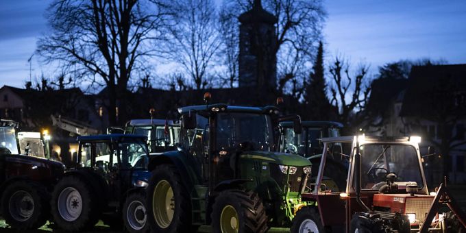 Hunderte von Bauern haben am Montagabend in Gossau und an anderen Orten in der Schweiz auf Traktoren protestiert. Bauern