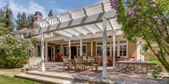 Haus mit weisser XL-Pergola.