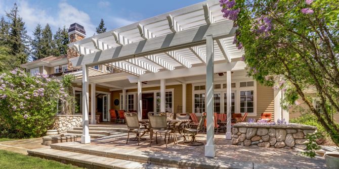 Haus mit weisser XL-Pergola.