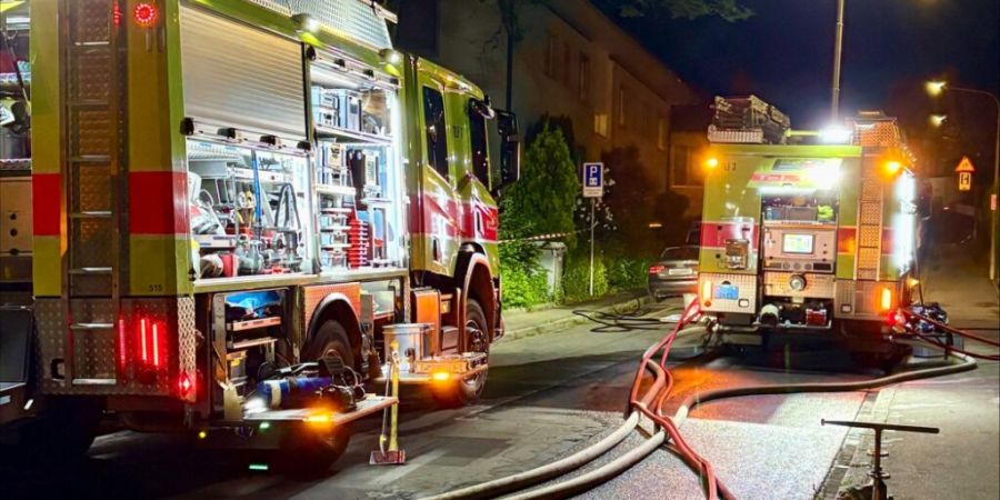 Nach einem Brand im Mehrfamilienhaus in Zürich-Affoltern mussten drei Personen hospitalisiert werden.