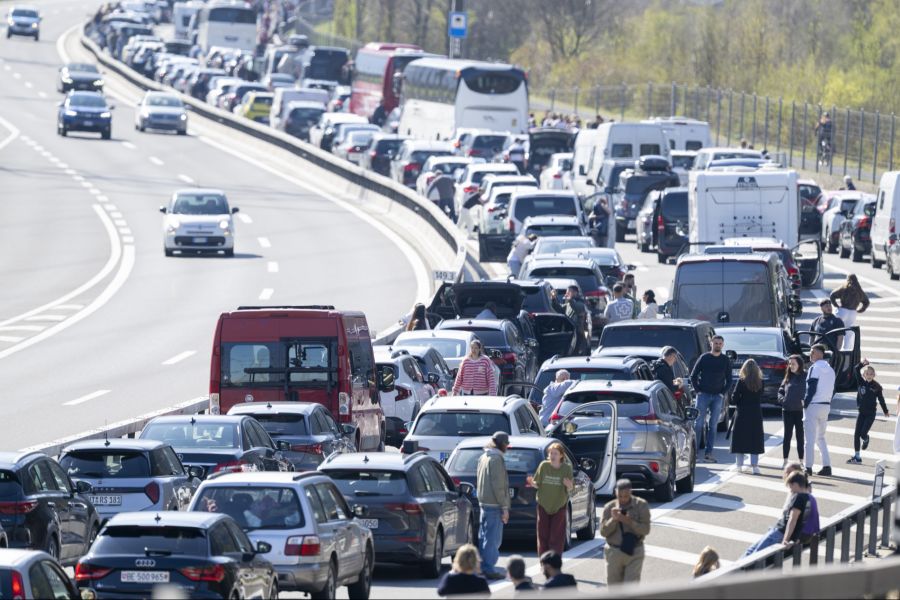 Als mögliche Alternativen werden die Gotthard- und die San-Bernardino-Routen angepriesen.