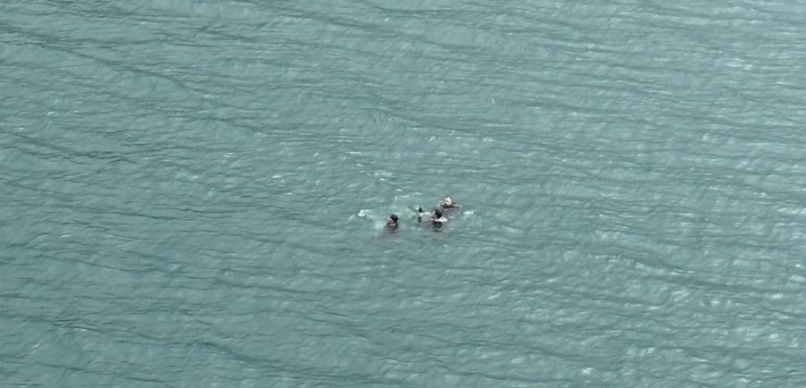 Zudem entdeckte der Rega-Helikopter drei Personen, wohl die früheren Insassen des Bootes, im Wasser.