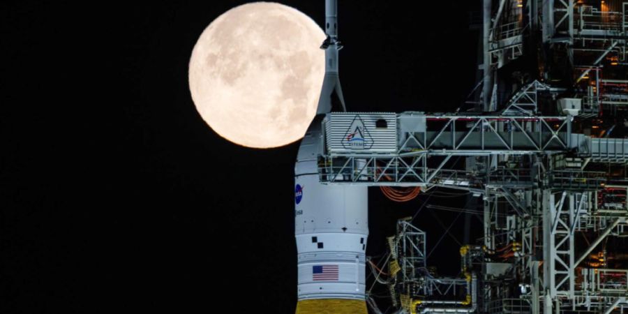 HANDOUT - Der Vollmond scheint über dem SLS («Space Launch System») und dem Orion-Raumschiff der NASA, die sich auf der mobilen Trägerrakete «Artemis 2» befinden (Archivbild). Foto:...