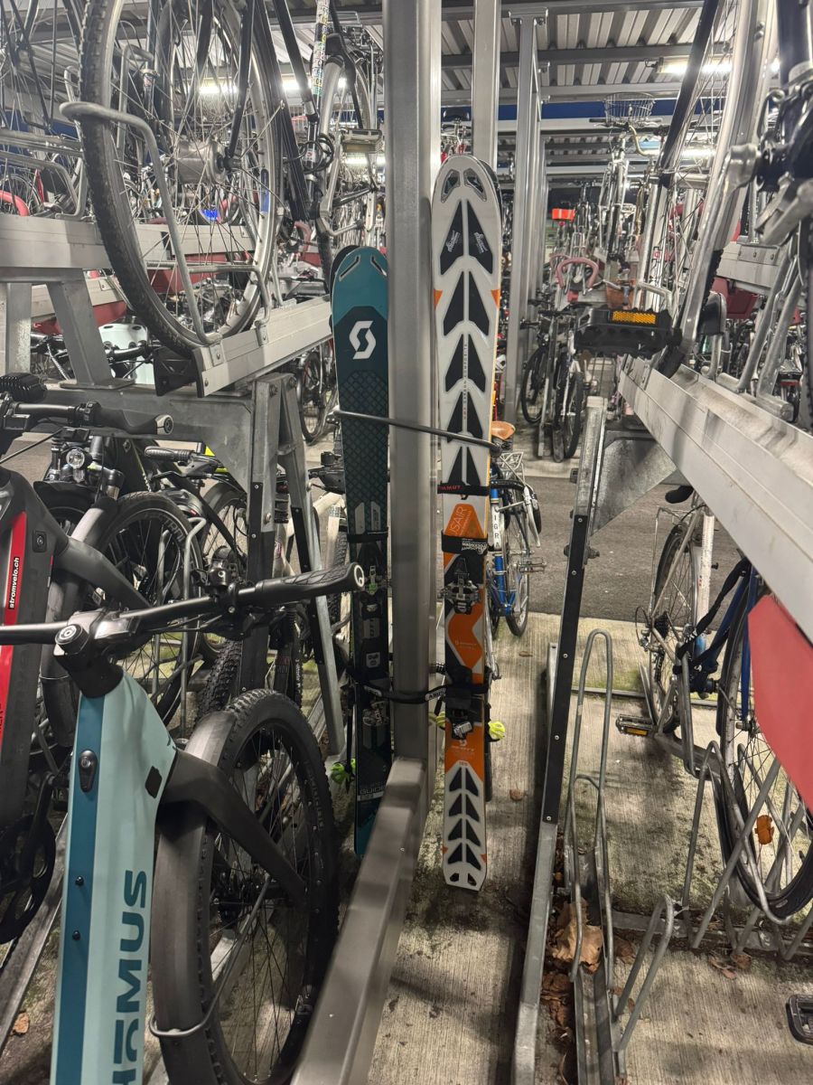 Ein BärnerBär-Leserbild zeigt zwei Paar Skier mitten in der grossen Velostation neben dem Gleis 1 am Bahnhof Thun.