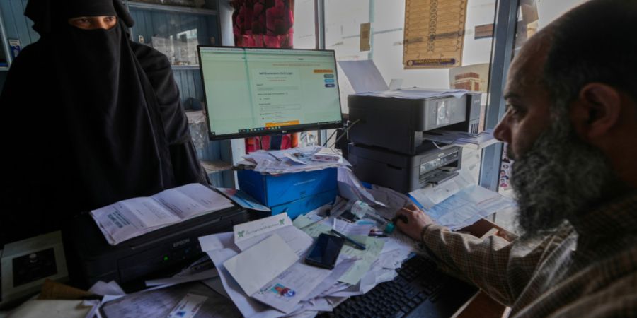 Eine muslimische Frau überprüft in einem Registrierungszentrum ihre Online-Registrierung für die Volkszählung. In Indien startet eine umfassende Volkszählung. Foto: Mukhtar Khan/AP/dpa