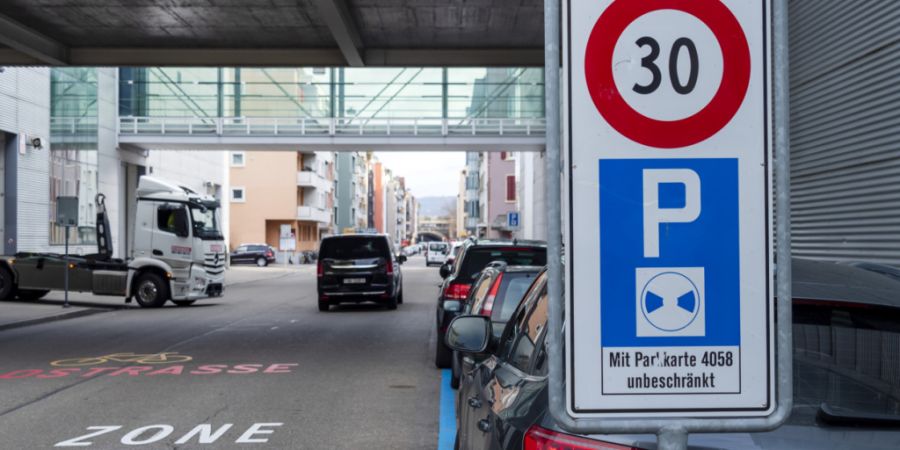 Im Kanton Basel-Stadt soll künftig vermehrt Tempo 30 gelten. (Archivbild)