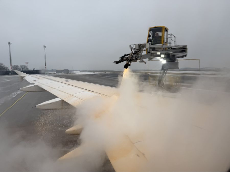 Eine Maschine der Flugbereitschaft der Luftwaffe wird am Flughafen Berlin-Brandenburg BER am Donnerstagmorgen vor dem Abflug enteist.