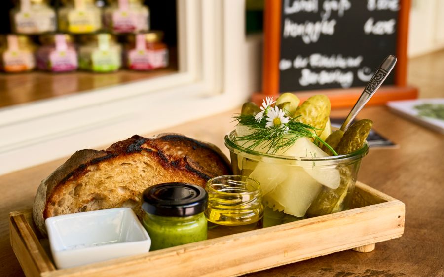 Brot mit sauren Gurken und grüner Sauce.