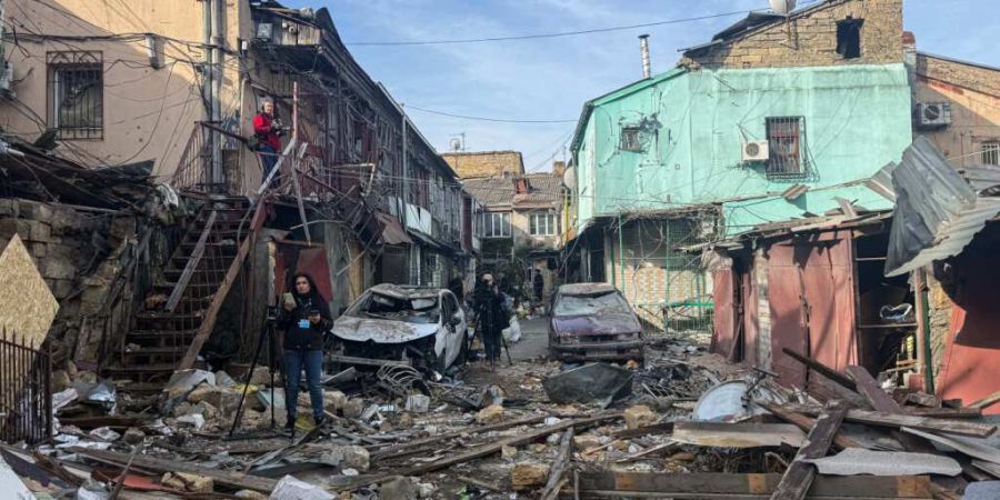 Stark beschädigtes Wohnviertel nach einem früheren russischen Angriff auf die ukrainische Hafenstadt Odessa. Foto: Michael Shtekel/AP/dpa/Archivbild