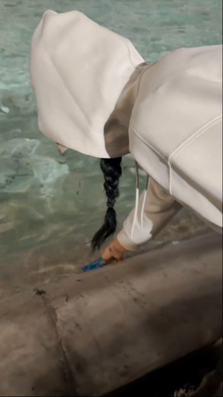 Katy Perrys Kreditkarte landet im Wasser des Trevi-Brunnens. Kurz darauf holt sie sie wieder heraus.