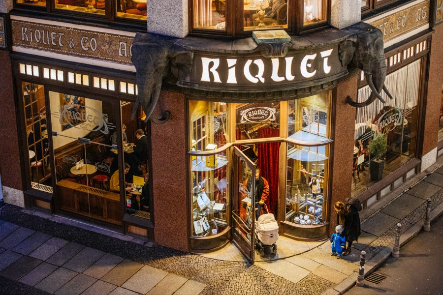 Imposante Elefantenköpfe vor dem Eingang des Riquet.