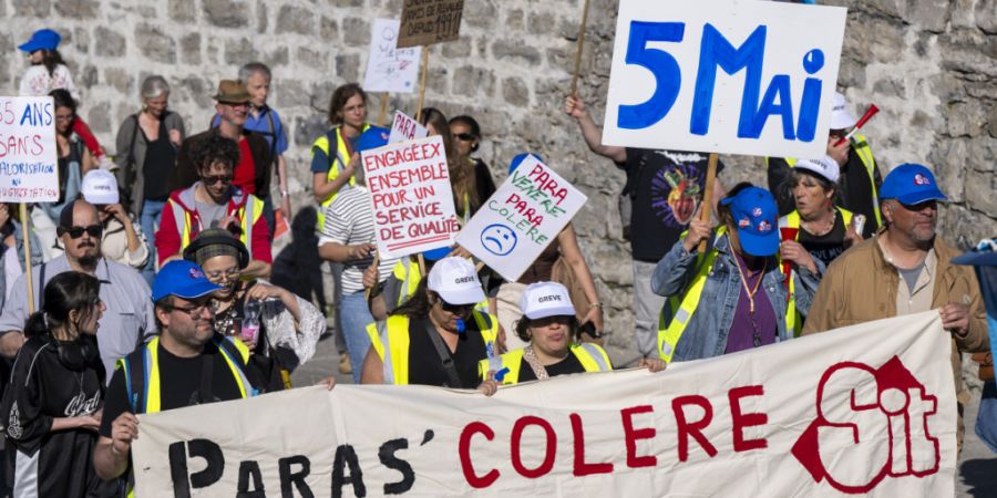 Staatsangestellte protestieren in Genf gegen die geplanten Sparmassnahmen.