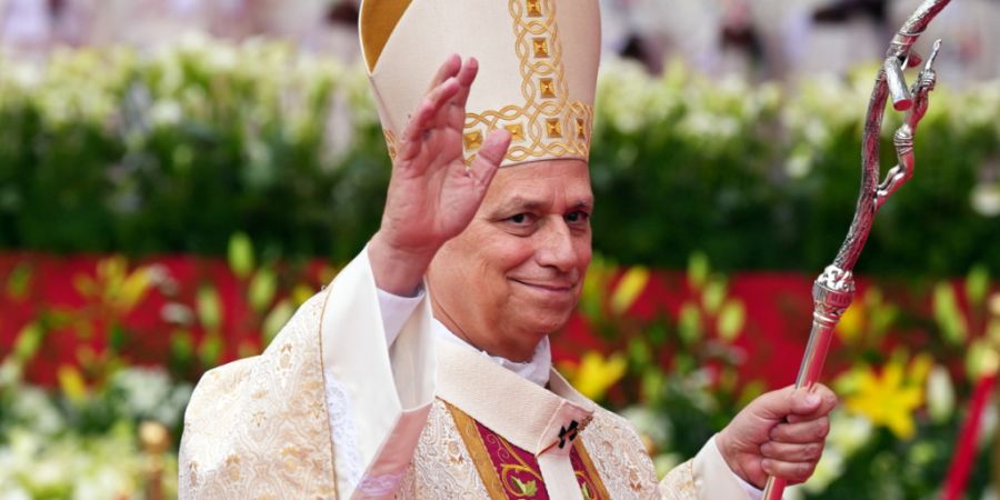 dpatopbilder - Papst Leo XIV. kommt am letzten Tag seines elftägigen Pastoralbesuchs in Afrika zur Feier der Heiligen Messe in das Stadion von Malabo. Foto: Misper Apawu/AP/dpa