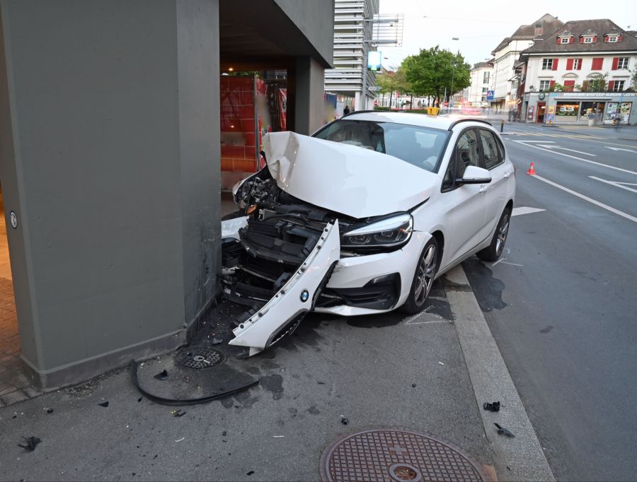 Nach der Auffahrkollision kollidierte ein Fahrzeug mit einem Fussgänger auf dem Trottoir.