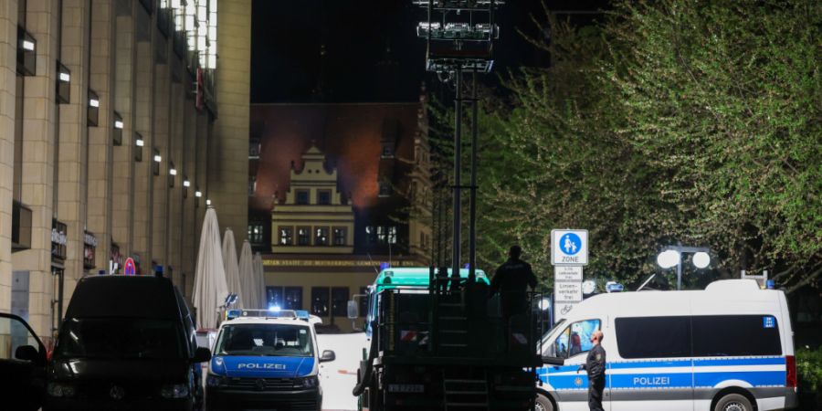Polizisten errichten einen Lichtmast neben dem Sichtschutz vor dem Tatfahrzeug in der Grimmaischen Straße. In Leipzig ist ein Auto in mehrere Menschen gefahren. Nach Angaben der Polize...