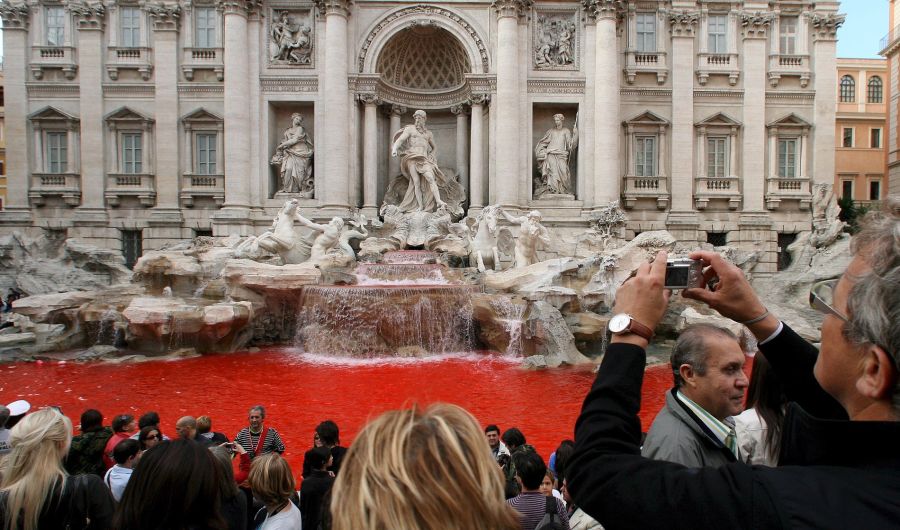 Auch das Wasser des Brunnens wurde bereits rot eingefärbt.