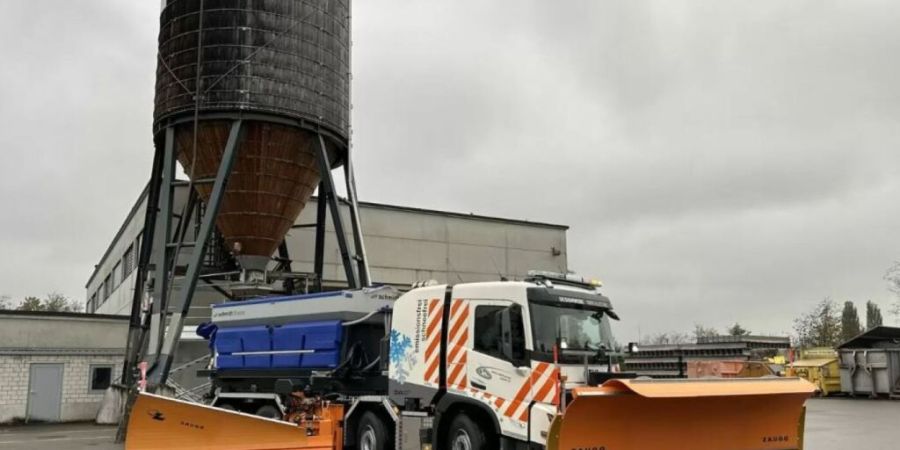 Der E-LKW bewährt sich gemäss dem St. Galler Baudepartement im Winterdienst. (Archivbild)