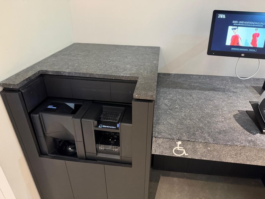 Hier kann man zahlen – und später muss man noch seine persönlichen Daten angeben.