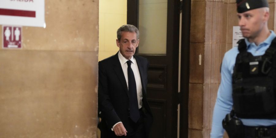 dpatopbilder - Der ehemalige französische Präsident Nicolas Sarkozy trifft vor dem Berufungsgericht in Paris ein, um in seinem Prozess gegen eine Verurteilung wegen illegaler Wahlkamp...