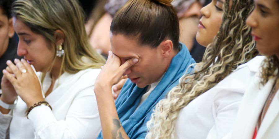 HANDOUT - Angehörige der ermordeten Stadträtin Marielle Franco im Gerichtssaal. Fast acht Jahre nach dem Mord in Rio de Janeiro sind fünf Beteiligte zu langjährigen Freiheitsstrafen...