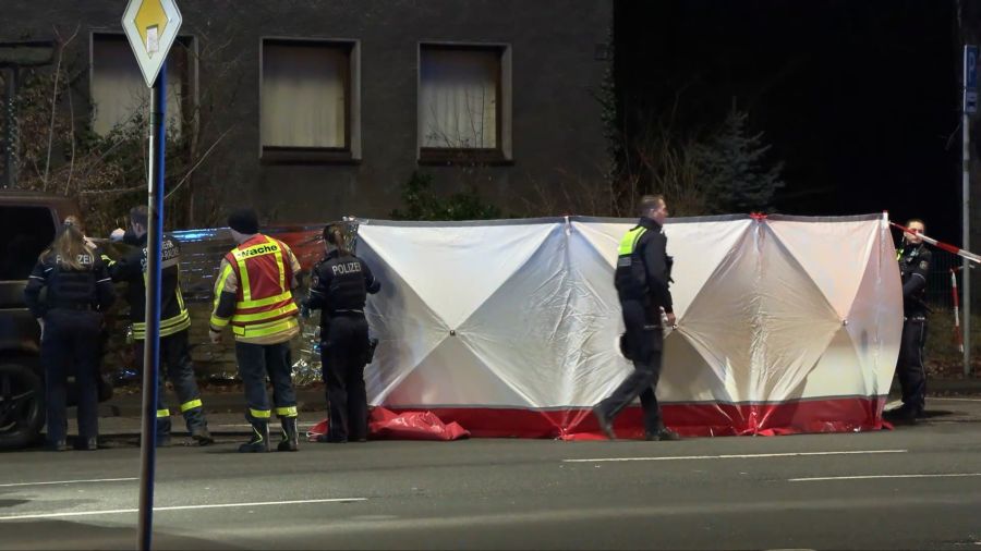 Nach der Gewalttat im deutschen Castrop-Rauxel wurde ein Sichtschutz aufgebaut. Der verletzte 17-Jährige wurde zuvor stark blutend von Passanten aufgefunden.