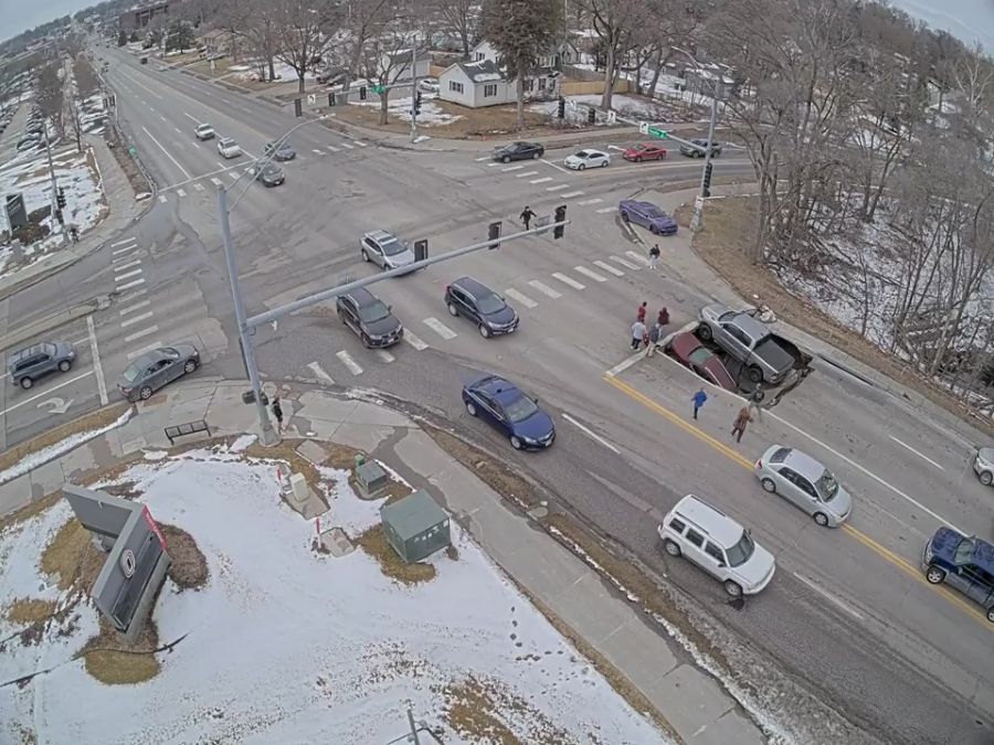 Rettung nach dem Schock: Einsatzkräfte helfen den Fahrern aus den Fahrzeugen – beide bleiben unverletzt.